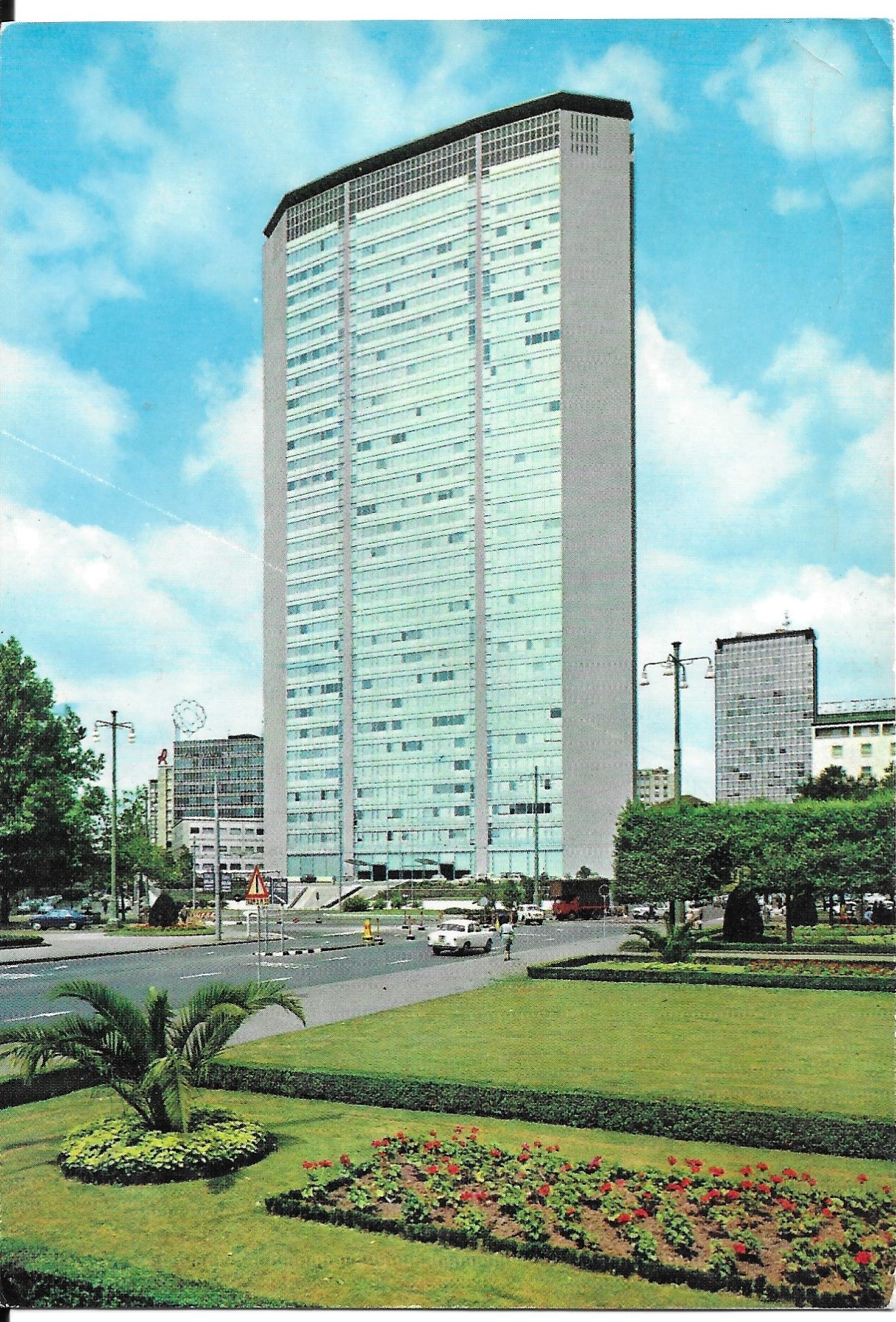 Historical photograph of the Pirelli Tower under construction in Milan in the late 1950s