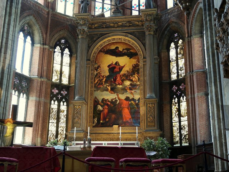 The altarpiece too big for its own gallery ceiling